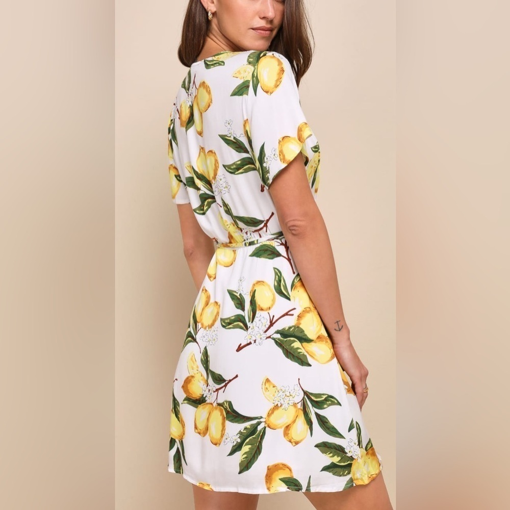 NWT Lulus A La Tart White and Yellow Lemon Print Wrap Dress Sz S - Picture 2 of 12